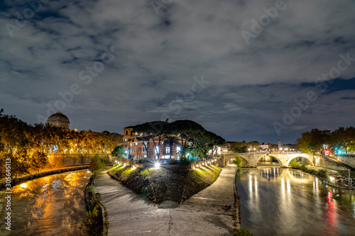 Φωτογραφία Tiber Island isola tiberina Rome night view