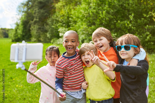 Gruppe Kinder hat Spaß beim Selfie machen