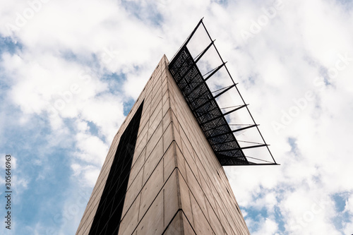 Torre bajo cielo nublado