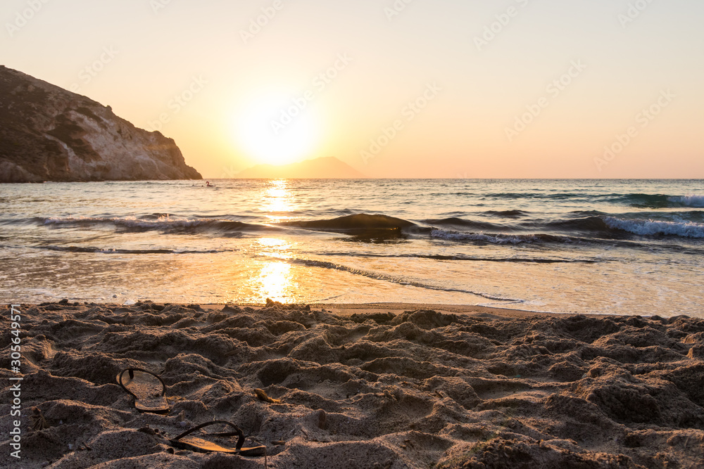 Obraz premium atardecer en la playa en grecia