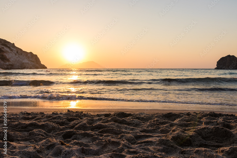 Obraz premium atardecer en la playa en grecia