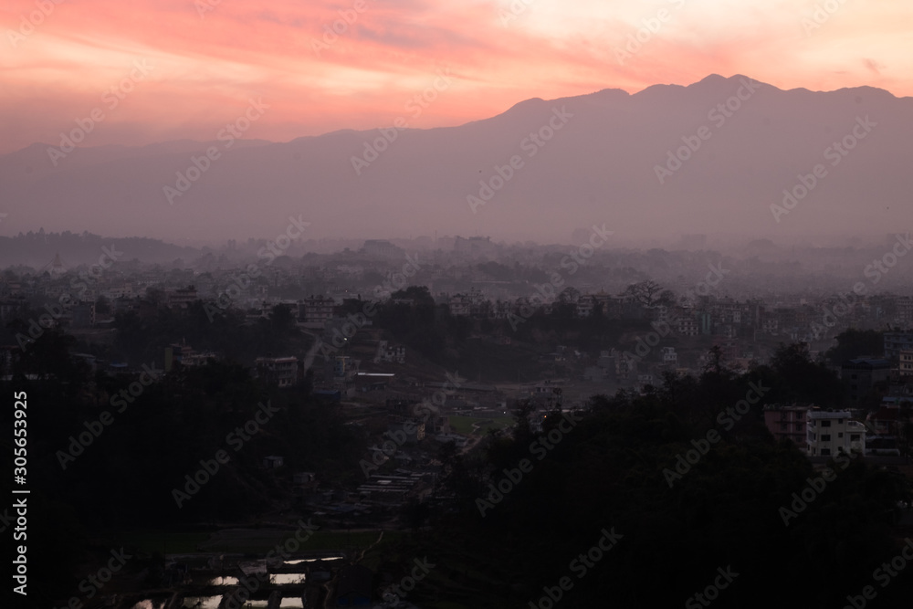 Fototapeta premium 霧に沈むカトマンズ盆地