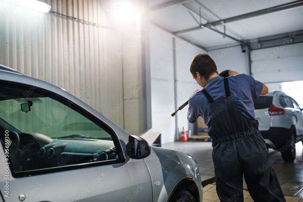 The car is hand-washed. The washer washes the car from the high-pressure apparatus and wipes the glass.