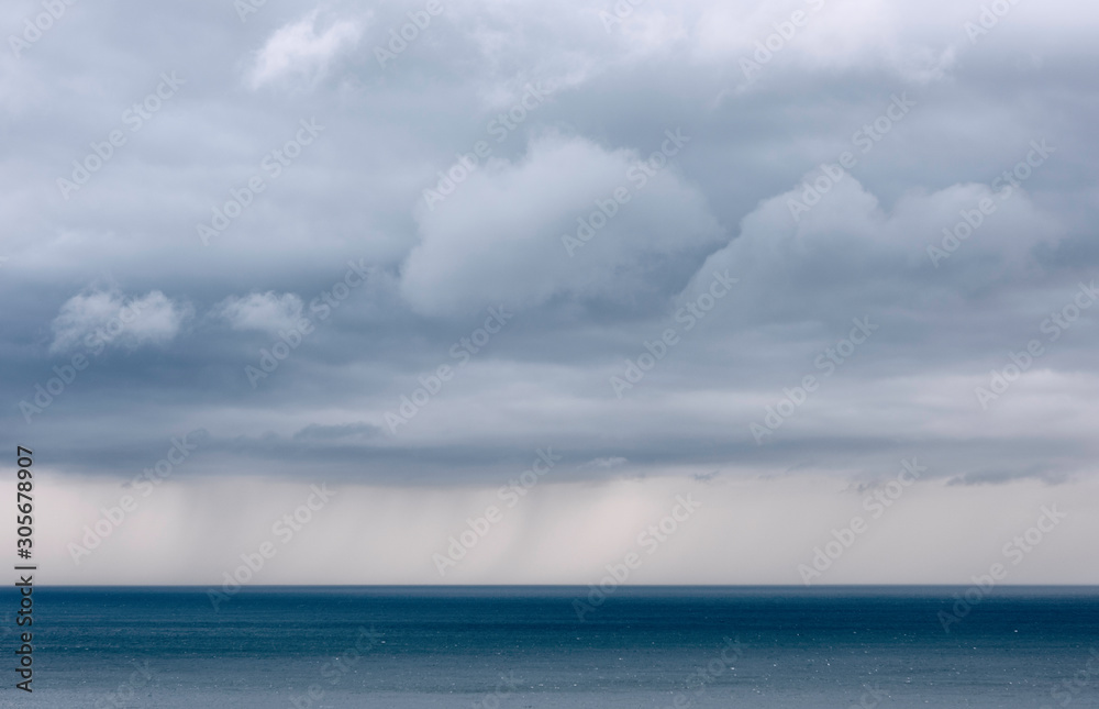 Fototapeta premium Nubes de tormenta en el horizonte
