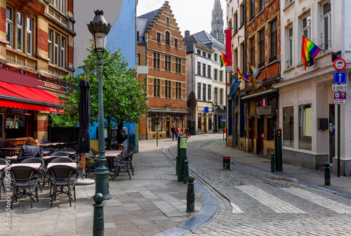 Fototapeta Stara ulica ze stołami kawiarni w centrum Brukseli, Belgia. Przytulny pejzaż miejski w Brukseli (Bruksela). Architektura i zabytki Brukseli.