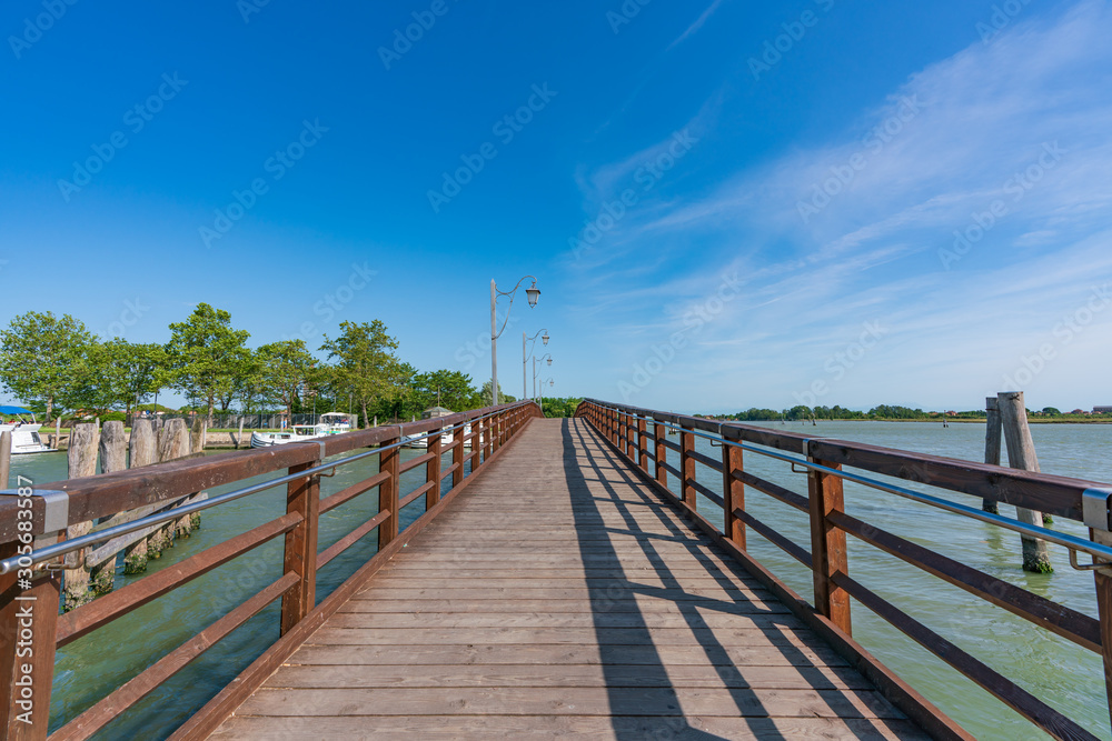 Naklejka premium 島と島を繋ぐ歩行者専用の橋