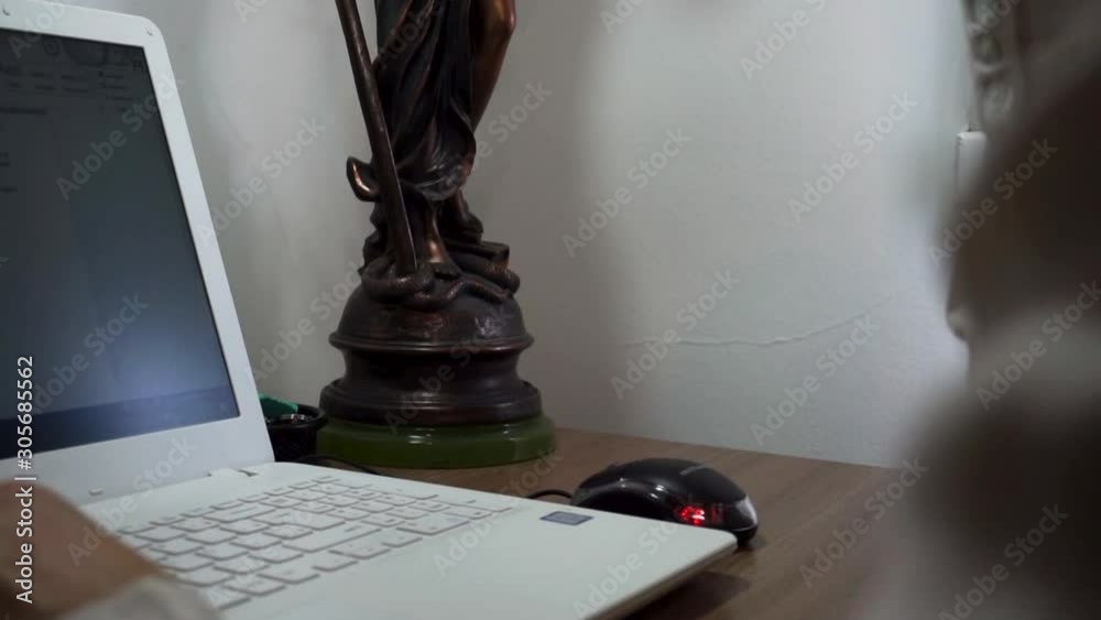 Uma mulher em um escritório bebendo água
