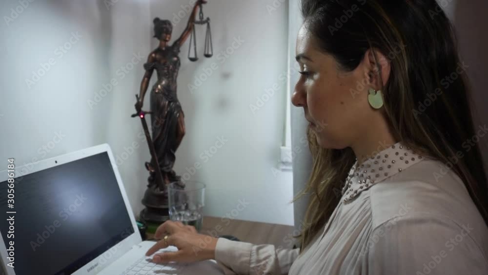 Uma mulher concentrada lendo e escrevendo no computador