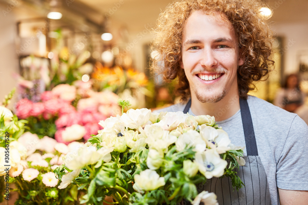 Florist im Blumenladen mit frischen Blumen Stock Photo | Adobe Stock