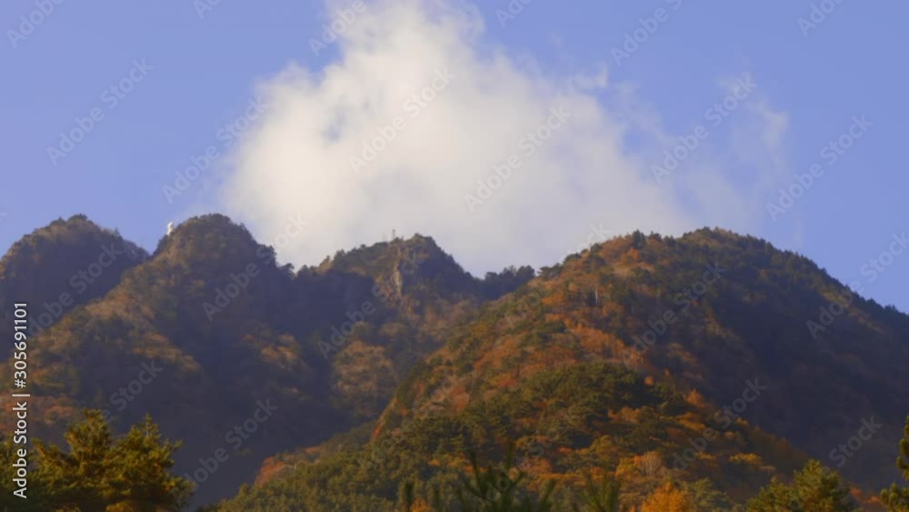 美しく紅葉した山と流れる雲 山梨県 三つ峠 ズームアウト 美しく紅葉した山と流れる雲 山梨県 三つ峠 ズームアウト
