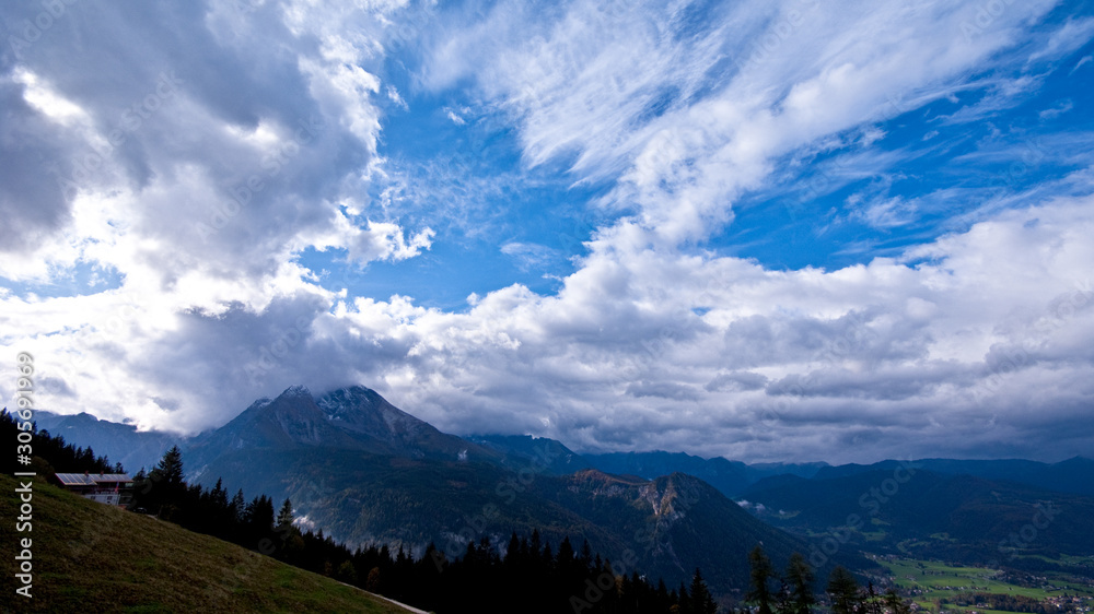 Fototapeta premium schöner Himmel mit Bergen