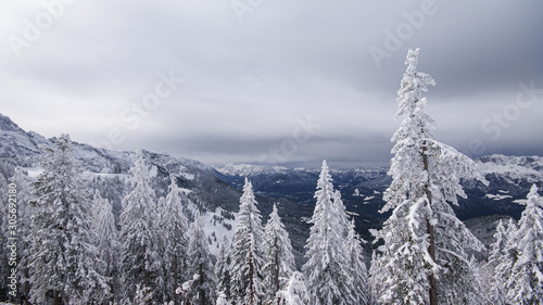 verschneiter Ausblick auf Berge