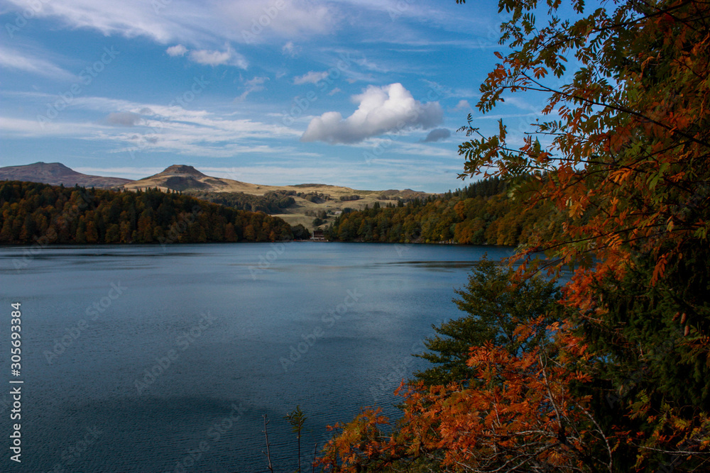 Le lac Pavin en automne, Auvergne, France