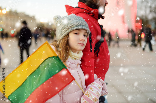 Canvastavla Father and daughter holding tricolor Lithuanian flag on Lithuanian Independence Day