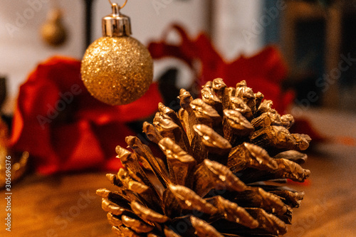 Bola dourada e pinho natalino na árvore de natal  photo