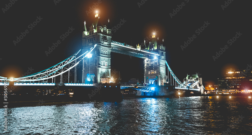 Obraz premium Night view of world famous Tower Bridge in London capital city of United Kingdom - Architecture and travel concept with majestic landmark on dark evening lighting