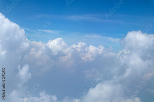 Photo beautyfull white cloud on the blue sky as background