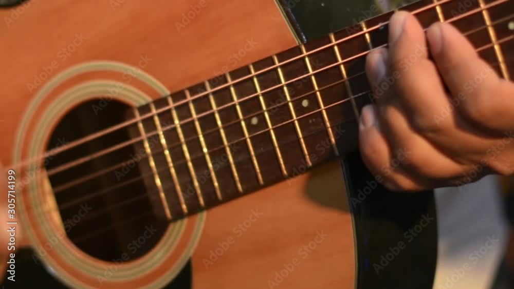 Manos tocando guitarra electroacustica 