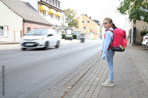 Schulkind möchte eine belebte Strasse überqueren