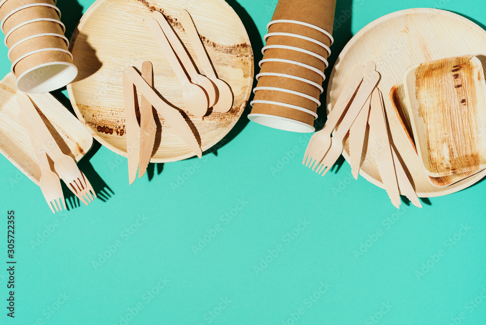 Disposable tableware from natural materials. Bamboo plates, wooden spoon,  fork, knife, craft paper cups on blue background. Eco-friendly sustainable  lifestyle. Eco-friendly disposable utensils foto de Stock | Adobe Stock