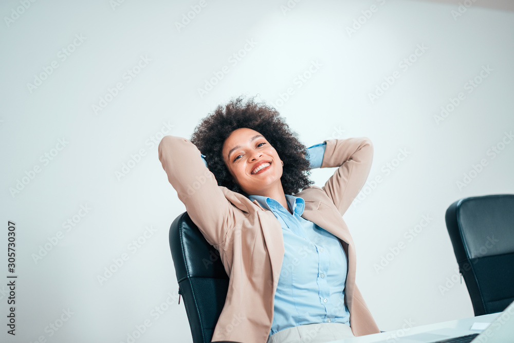 Φωτογραφία Portrait of a happy businesswoman on a break in the meeting room, smiling at camera