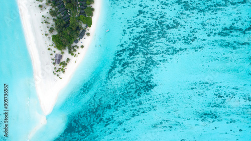 Piękny widok z lotu ptaka Malediwy i tropikalnej plaży. Koncepcja podróży i wakacji