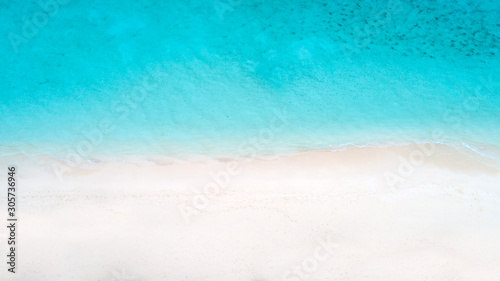 Piękny widok z lotu ptaka Malediwy i tropikalnej plaży. Koncepcja podróży i wakacji