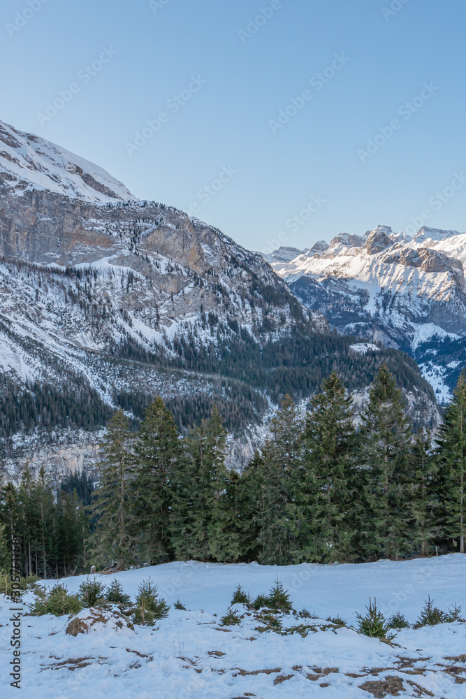Verschneite Winterlandschaft im Berner Oberland