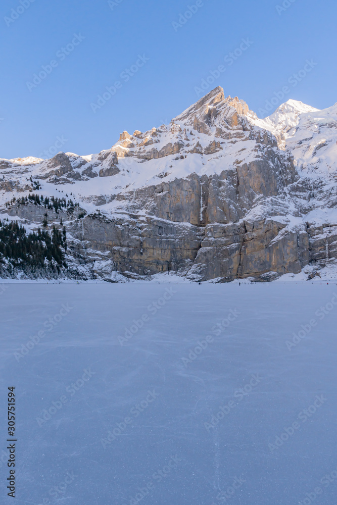 Blick vom zugefrorenen Oeschinensee auf das Berner Oberland - Kandersteg, Schweiz Blick vom zugefrorenen Oeschinensee auf das Berner Oberland - Kandersteg, Schweiz