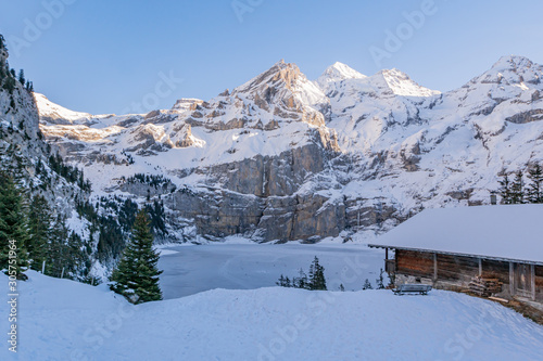 Blick auf den zugefrorenen Oeschinensee im Berner Oberland - Kandersteg, Schweiz © Stephanie Jud