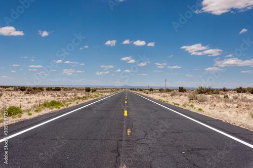 Long straight road in the desert, Route 66 US © Maks_Ershov