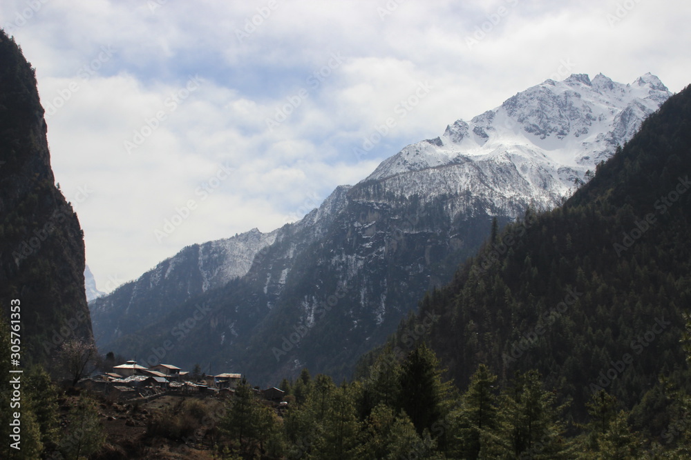 Obraz premium Stunning beautiful views of the nature of the Himalayan mountains in Nepal. The highest pedestrian pass in the world Torong La on a trekking circle around Annapurna. Snow in the mountains.