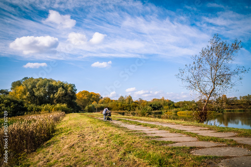 spacer nad jeziorem © Tomasz