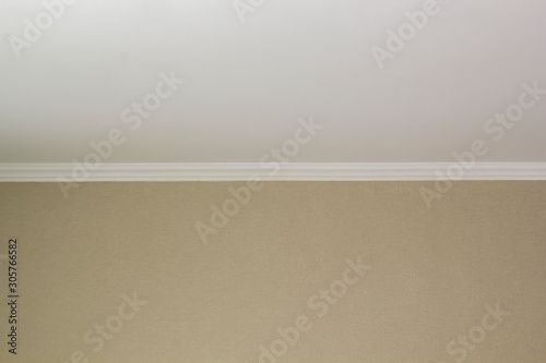 White plinth on the ceiling of drywall.