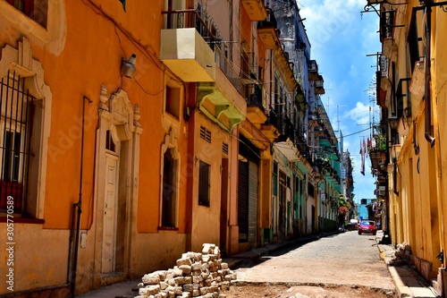 Fototapeta Naklejka Na Ścianę i Meble -  beautiful corners and colorful streets, five hundredth anniversary of Havana,