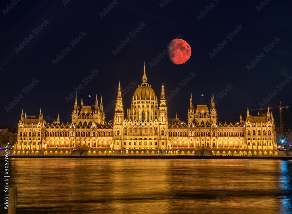 Naklejka premium Super blood moon in Budapest