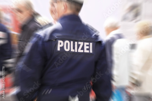 Rückseite einer Uniform eines deutschen Polizisten mit unscharfer Umgebung