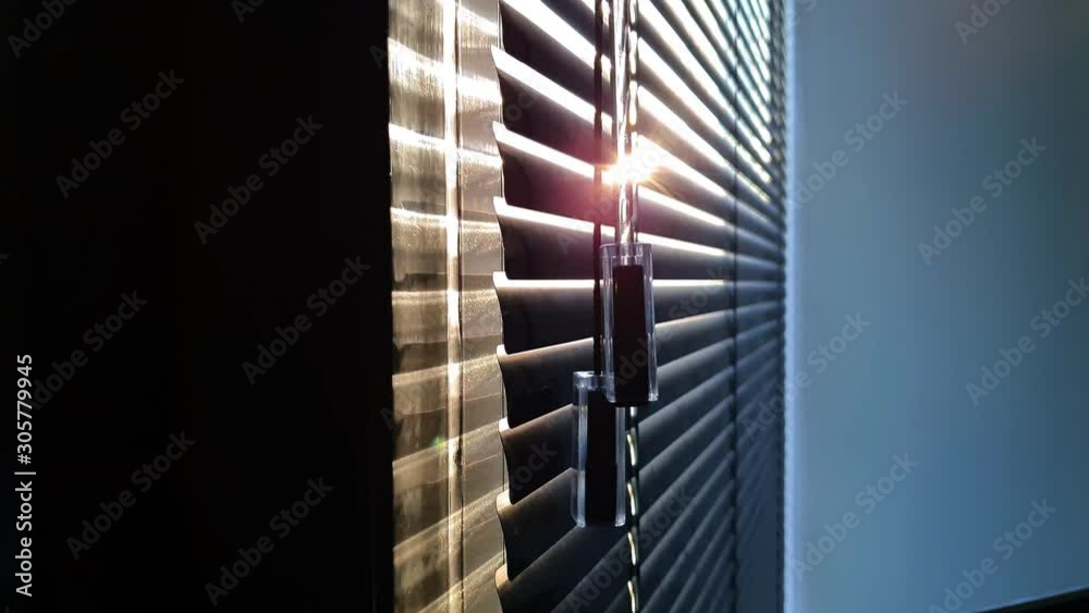 Un store pare-soleil dans un bureau