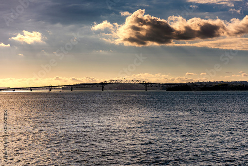 Evening atmosphere in Devenport, with a view of the Harbor Bridge, Auckland, New Zealand © Stephan Röger