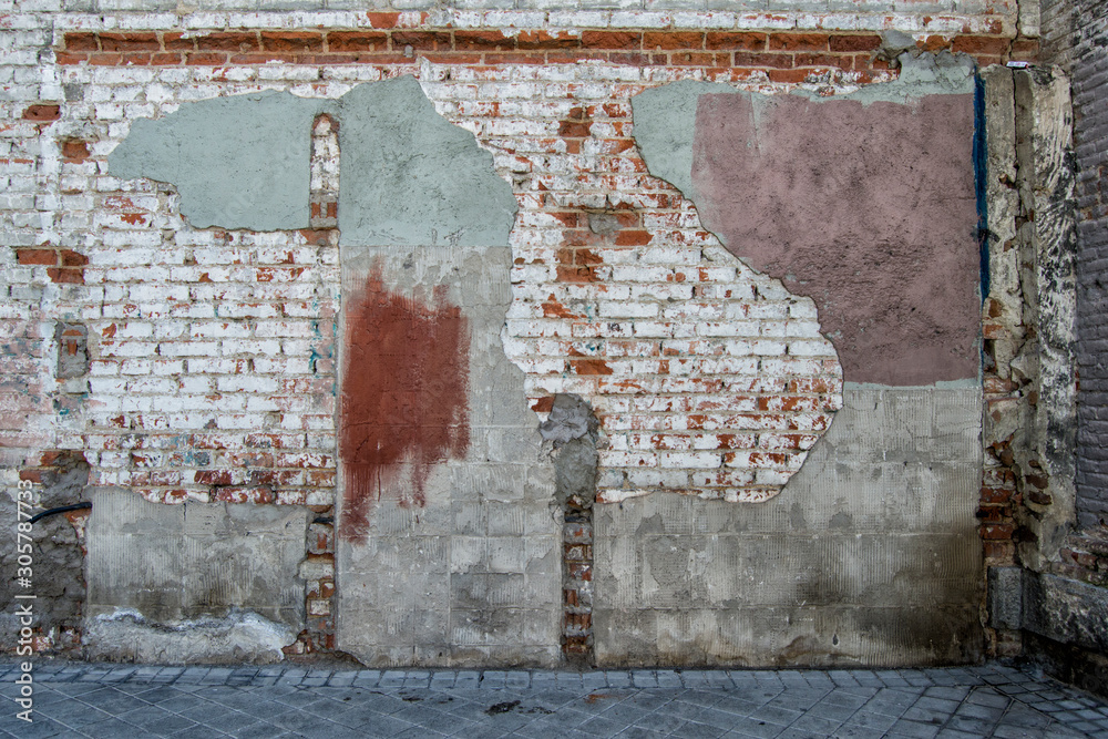 Naklejka premium old chipped brick wall on a dead end street