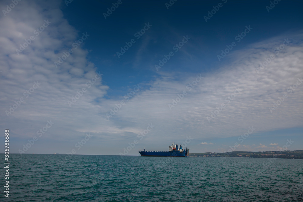 Naklejka premium ship leaving port