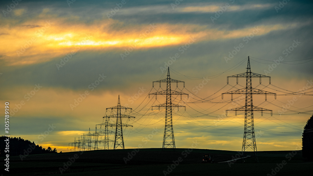 Fototapeta premium Strommaten in der Abenddämmerung