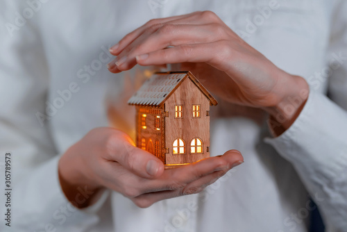 Obraz na płótnie concept technology protection of the house from the cold. house in caring female hands w salonie