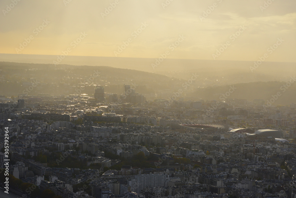 Vue aérienne sur Paris à la lueur du soleil couchant, Île-de-France, France.jpg Vue aérienne sur Paris à la lueur du soleil couchant, Île-de-France, France.jpg