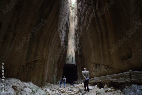 Fotografie inside path of titus vespasianus tunnel which is the first hand made tunnel in t