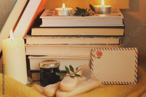 Obraz na płótnie Books and candles, autumn home comfort and warm light w salonie