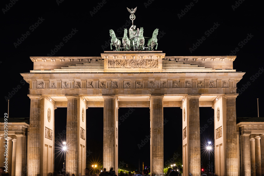 Obraz premium Night view of the Brandenburg Gate in Berlin