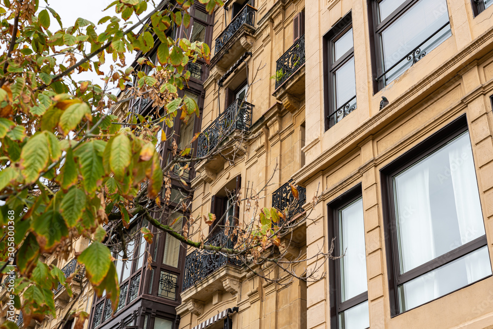 Φωτογραφία View of the city in autumn time. City street and houses.
