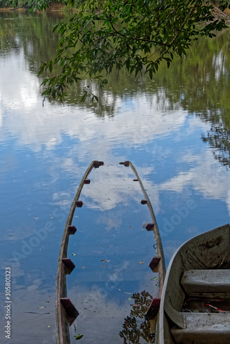 barque échouée dans la rivière La Comté en Guyane française
