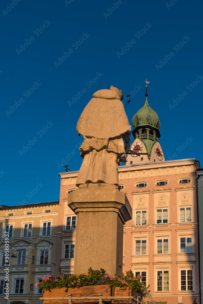 Obraz premium rosenheim max joseph square with nepomuk statue